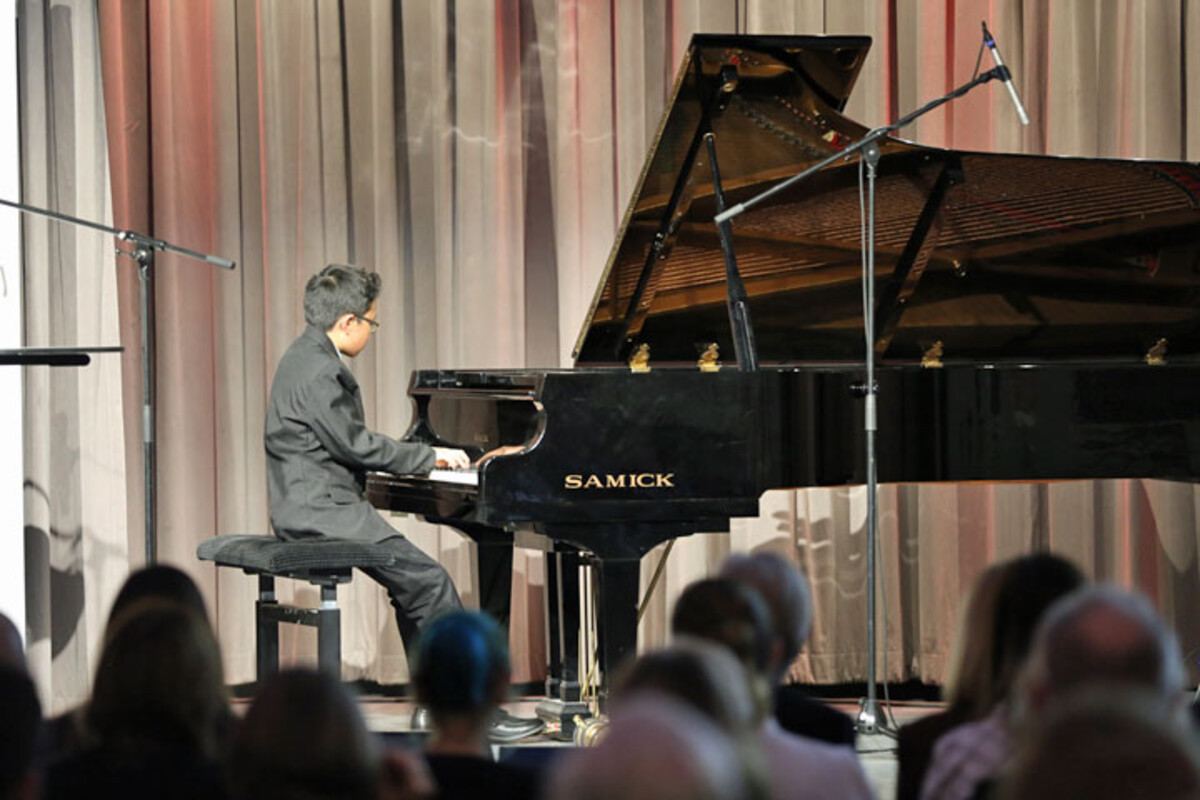Musikschüler am Flügel