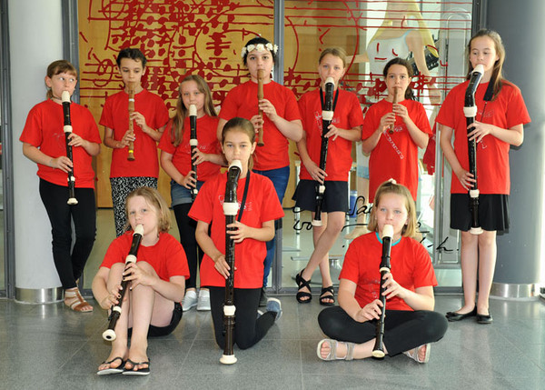 Blockflötenschülerinnen vor dem Eingang der Musikschule im K3Blockflötenspielerinnen