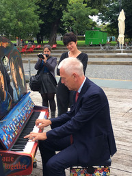 OB Mergel spielt auf dem Klavier "I am the fifth beatle" auf der Neckarbühne