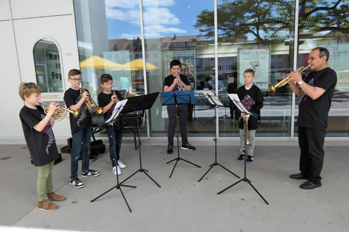 Trompetenschüler vor der Harmonie