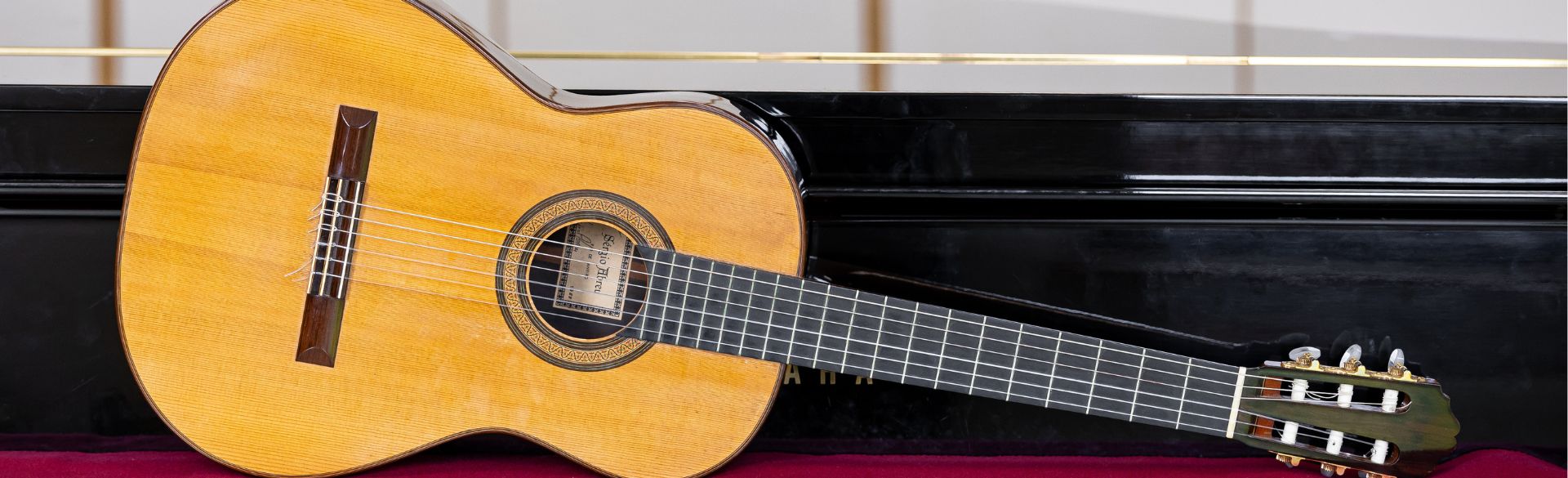 Man sieht eine Gitarre