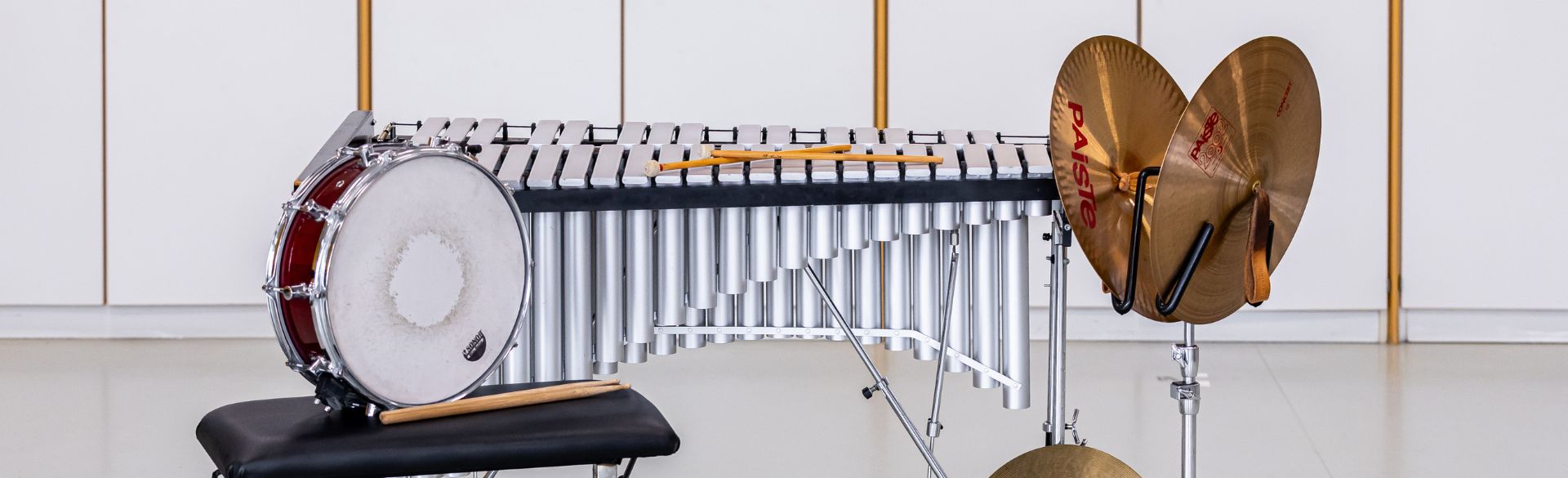 Man sieht verschiedene Percussion-Instrumente