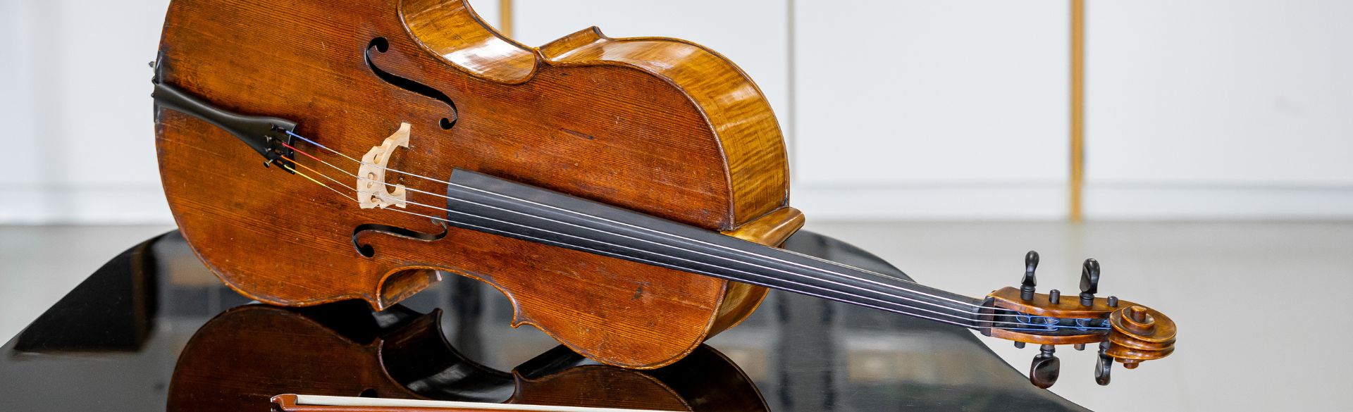 Man sieht ein Cello