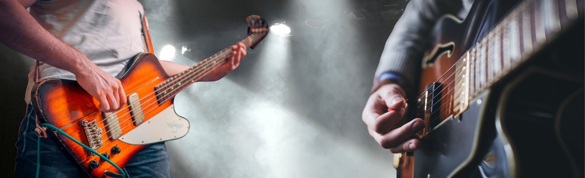 Man sieht eine E-Gitarre